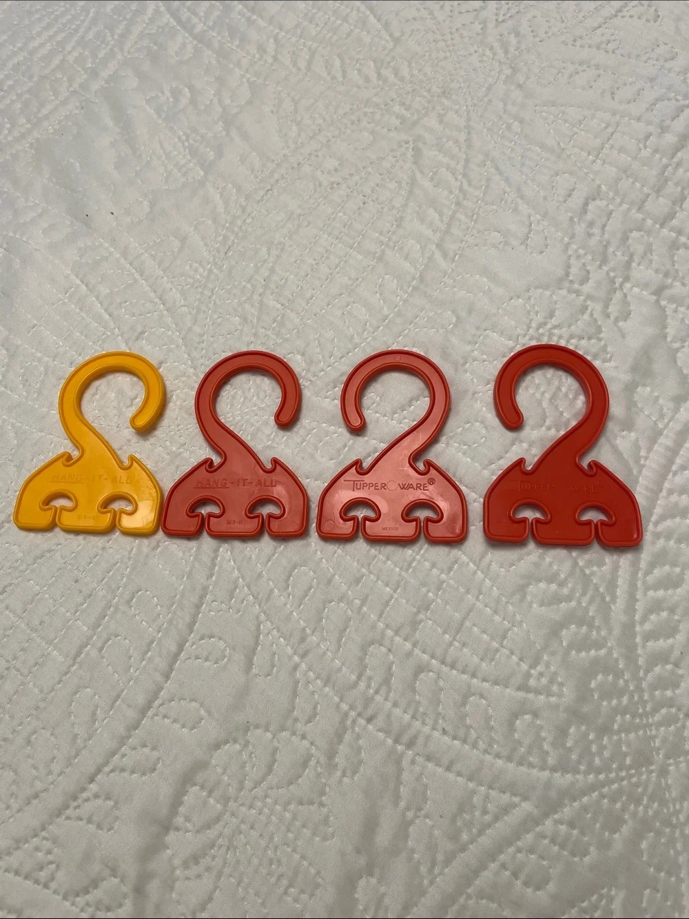 Set of 4 Vintage Tupperware HANG IT ALL Mini Hangers LIKE NEW